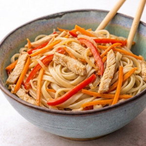 Пшеничная лапша удон с курицей