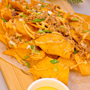Начос с зелёным луком и луком фри